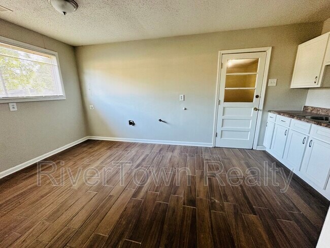 Foto del edificio - 319 Delta Rd