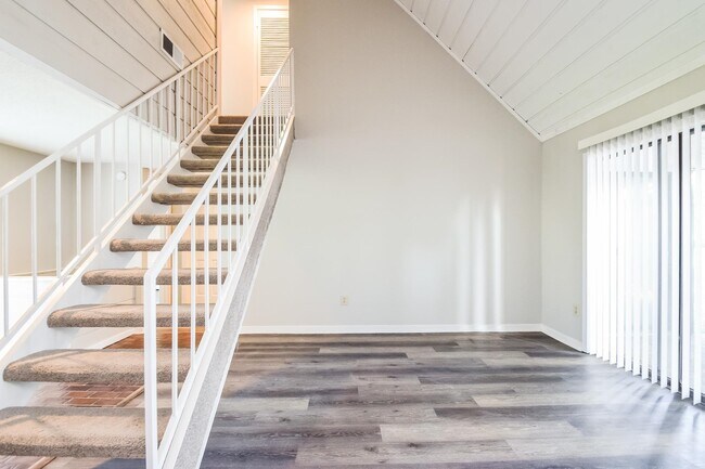 Building Photo - 5825 Lynnfield Cove