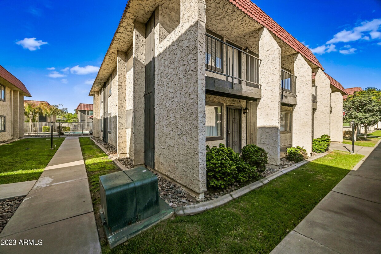 Primary Photo - 700 W University Dr