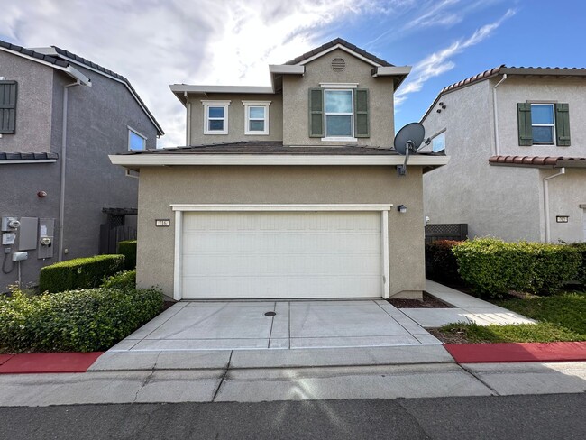 Building Photo - Beautiful 3 Bedroom, 2.5 Bath Mountain Hou...