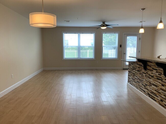 Foto del edificio - Spacious 3-Bed, 2.5-Bath Townhouse with Fe...