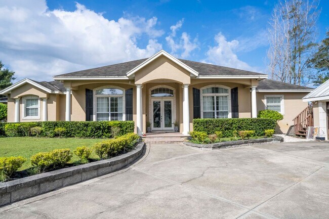 Building Photo - GORGEOUS SINGLE FAMILY HOME!