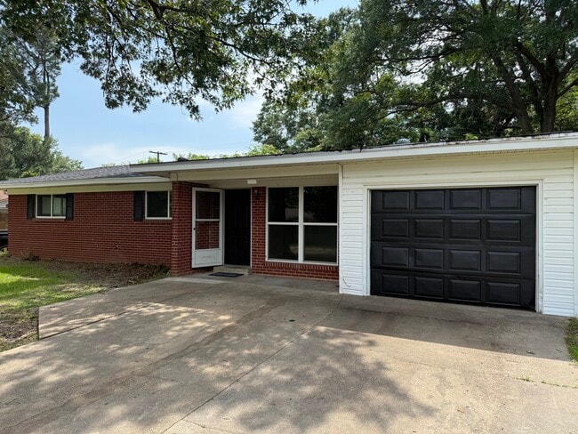 Building Photo - 3315 Robinhood Ln