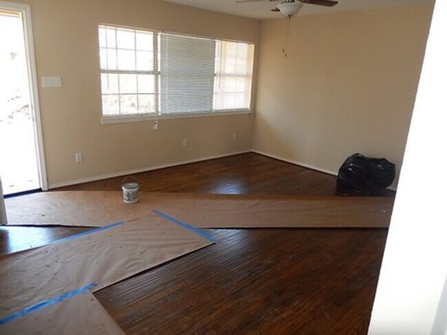 Building Photo - 3 Bedroom, 1 1/2 Bath in Casa View!