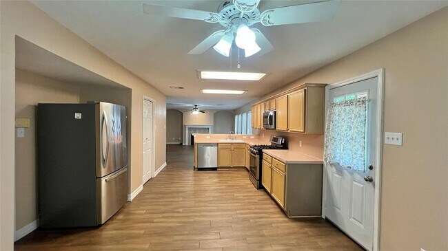 Building Photo - 1810 Manor Cir