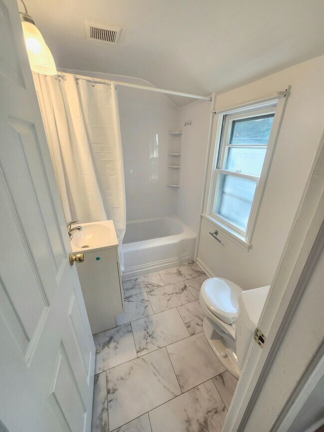 Foto del edificio - Spacious 4bd apt | Laundry hooks ups | Off street parking