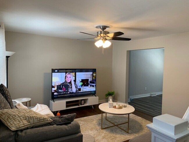 Foto del edificio - MODERN 2 BEDROOM, 1 BATHROOM TOWNHOUSE - GARFIELD