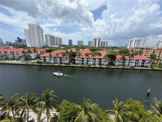 Foto del edificio - 3000 NE 188th St