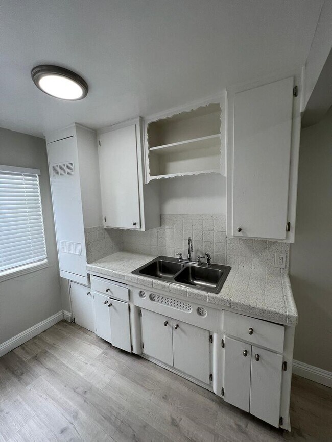 Foto del edificio - 943 E 108th St