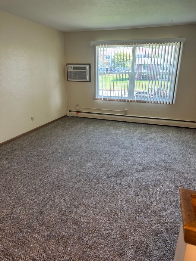 Building Photo - Forestview 2 Bedroom Upper Apartment