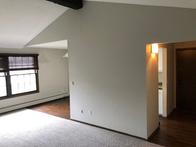 Building Photo - Spacious 2 bedroom in Hopkins!