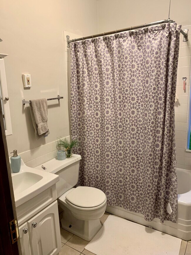 baño - 644 W Schubert Ave