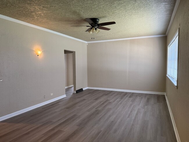 Building Photo - CUTE 3 BDRM 1 bath HOME with garage