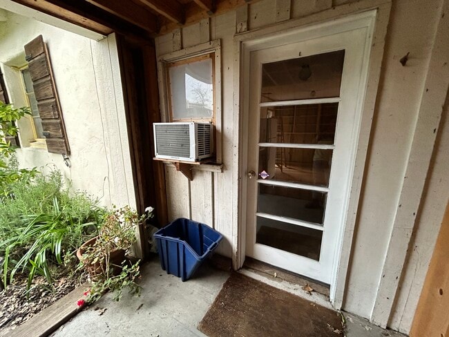 Entryway to in-law. - 1632 Live Oak Way