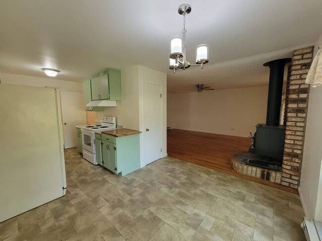 Building Photo - Nestled Under the Trees!  Nice Home Near W...