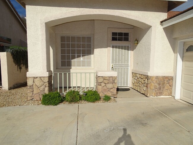 Building Photo - Beautiful One Story 2 Bedroom Townhome Wit...