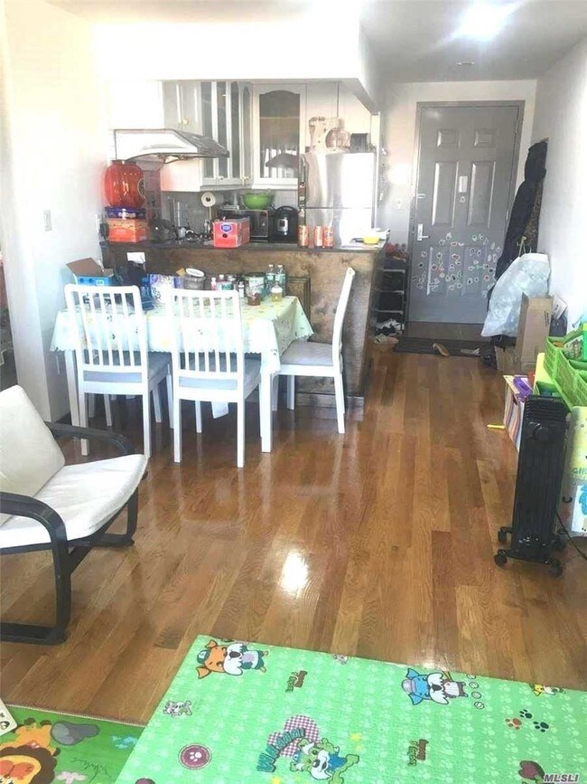 Foto del edificio - 33-43-43 Junction Blvd