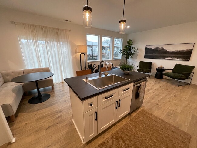Foto del edificio - 3472 W 6th Pl