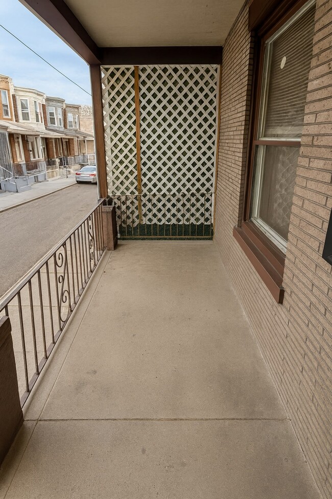 Photo - 630 E Thayer St Townhome
