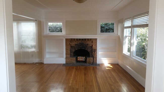 Living Room - 904 Curtis St
