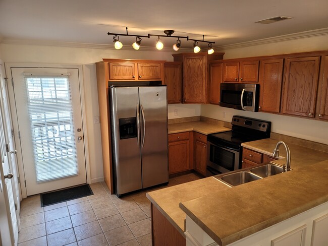 Building Photo - 2305 S Greenwood Dr