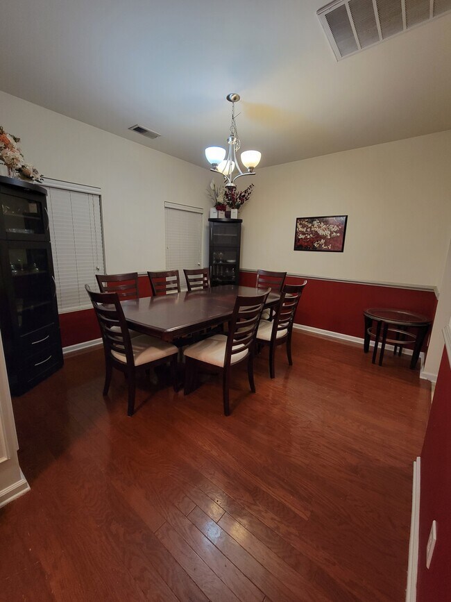 Comedor formal - 204 Silk Oak Dr