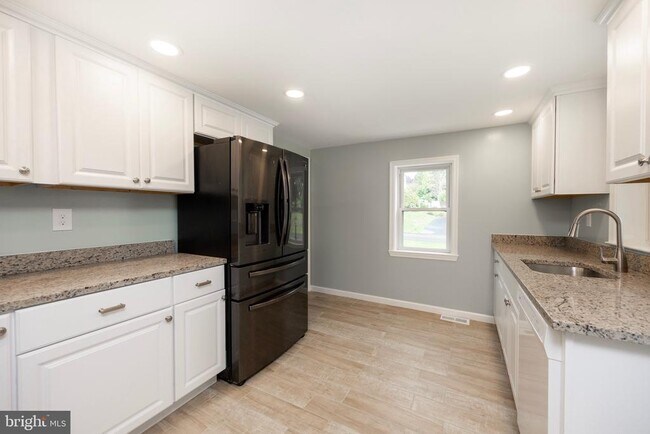Building Photo - 4 Buttonwood Ave