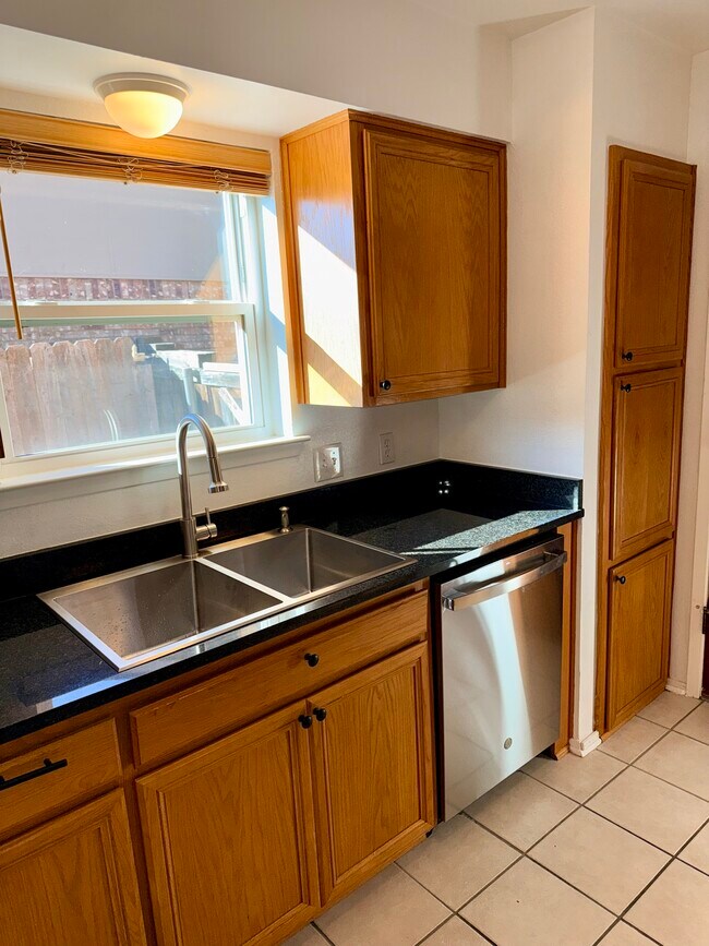 Building Photo - 5904 Oak Hill Rd