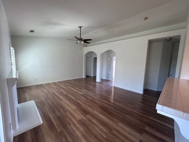 Foto del edificio - 3 bedroom 2 bath in Lemoore with SOLAR!