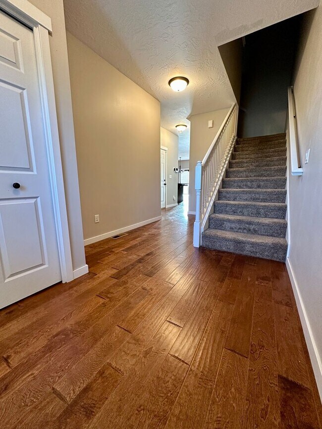 Foto del edificio - 3 Bedroom Townhome!