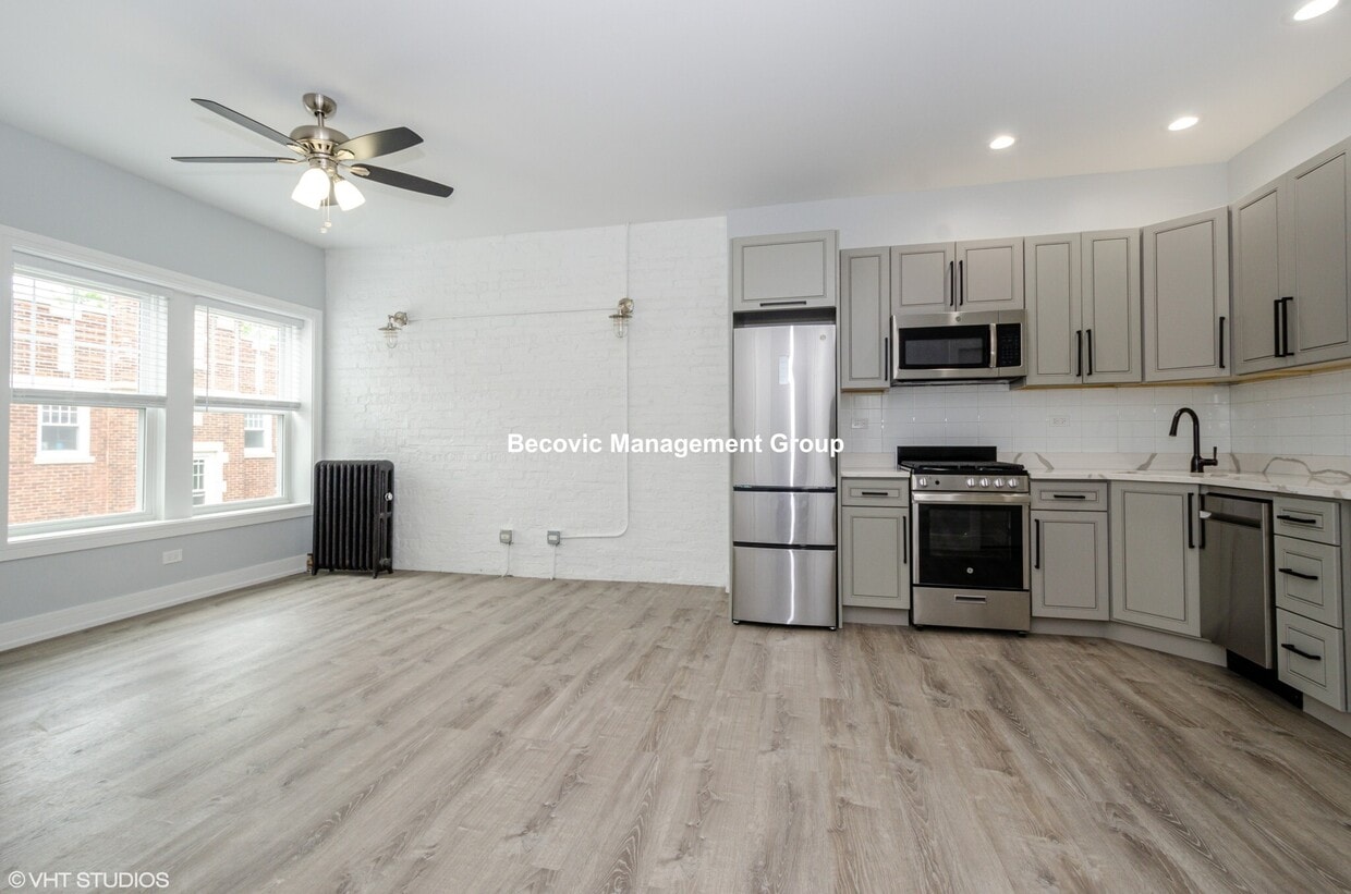 Primary Photo - 1059 W Glenlake Ave