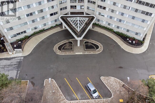 Photo du bâtiment - 3700-3700 Kaneff Crescent