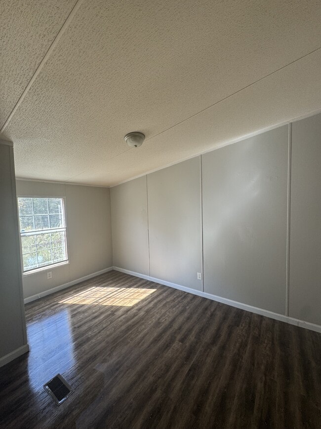 Building Photo - 553 E Green Tree Rd