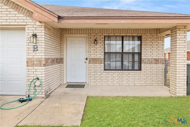 Building Photo - 3210 Raven Dr