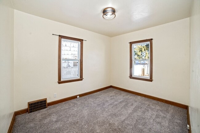 Building Photo - 4 Bedroom House in Neenah