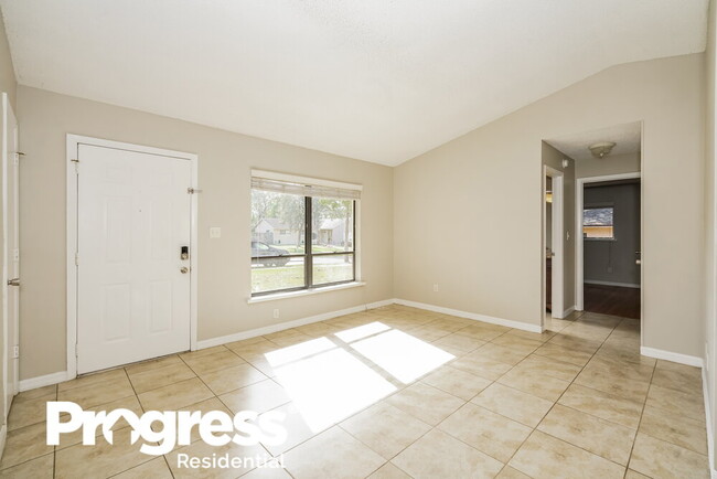 Building Photo - 2730 Logandale Dr
