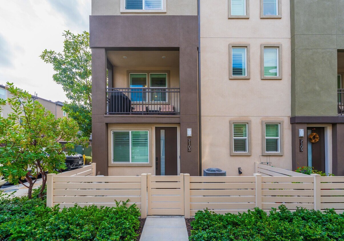 Foto principal - Newer townhome rental located in the gated One Seven Eight community!