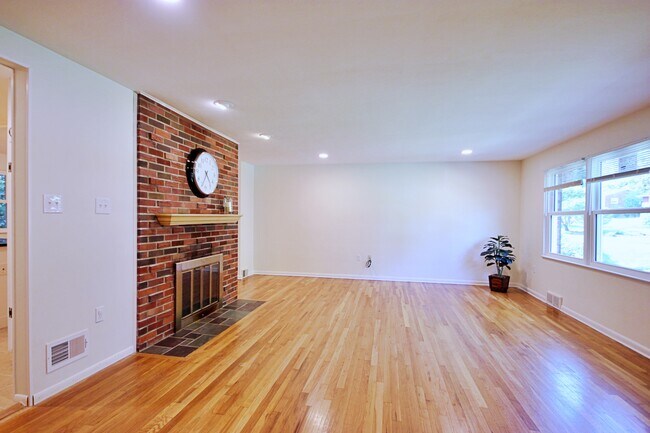 Family Room - 122 S Jamestown Rd