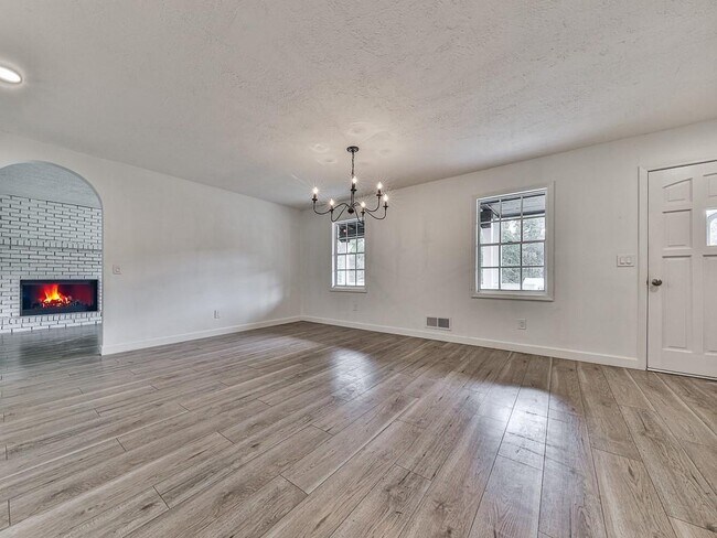 Foto del edificio - 421 Creek Valley Dr