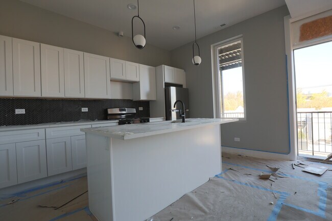 Chef's Kitchen - Island - 911 S Miller St