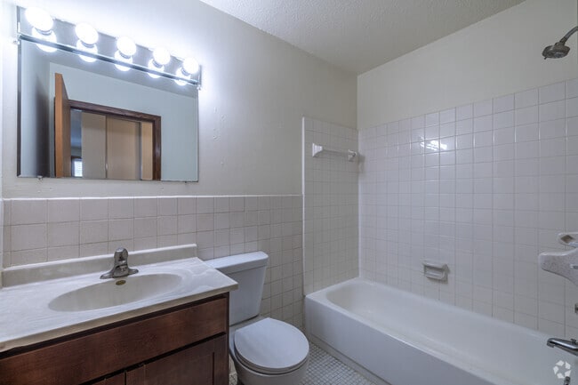 2BR, 1BA - 700SF - Bathroom - Alpine Apartments
