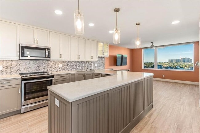 Building Photo - 736 Island Way