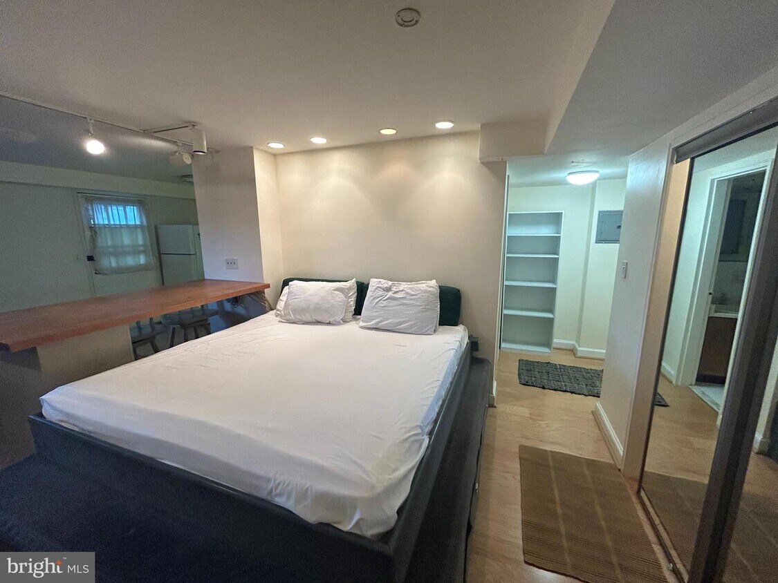 1587 N Colonial Terrace Unit 103X, Arlington, VA 22209 Room for Rent