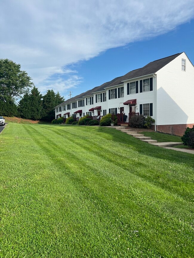 Building Photo - 577 Beaverview Dr