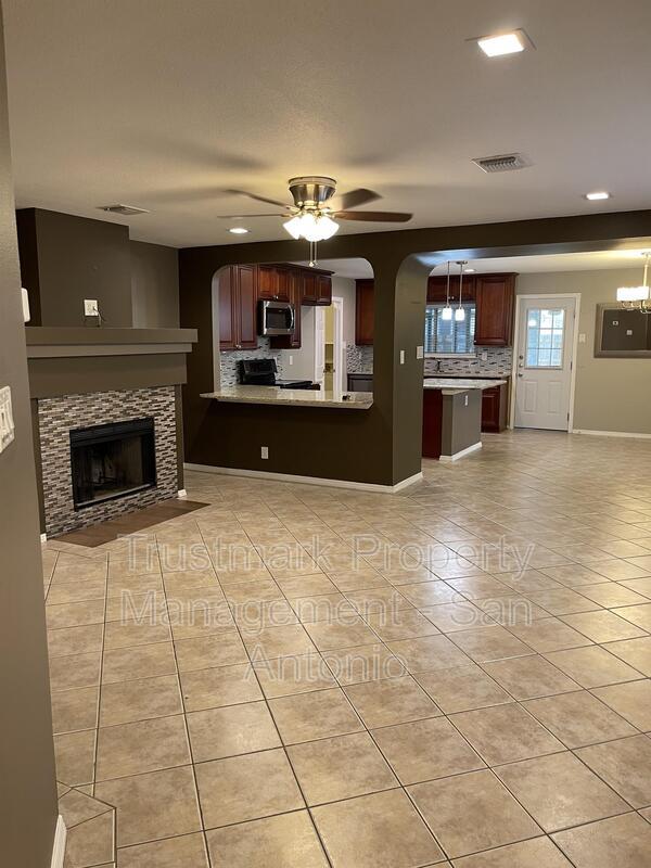 Foto del edificio - 8335 Bent Meadow Dr