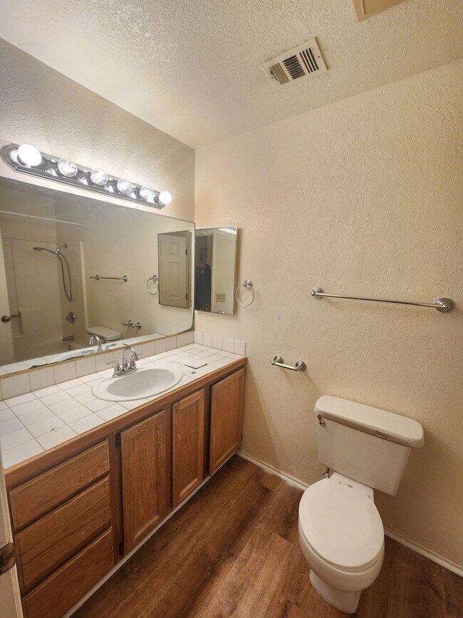 Building Photo - Beautiful 3 Bedroom 2 Bath Home