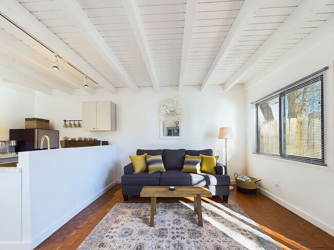 Building Photo - Beautiful Condo Available Now!