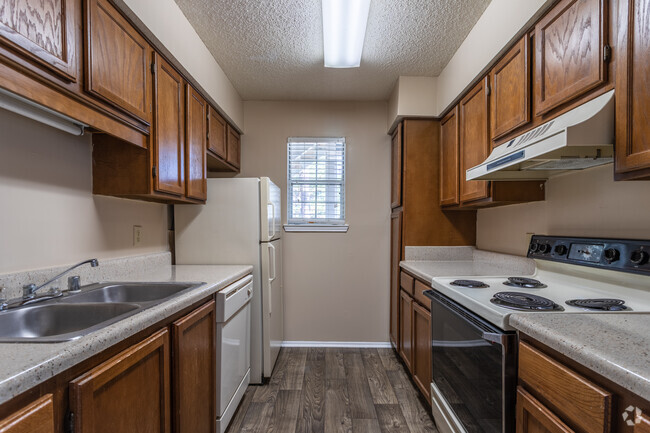 1BD, 1BR - 784SF - Kitchen - Colony Woods