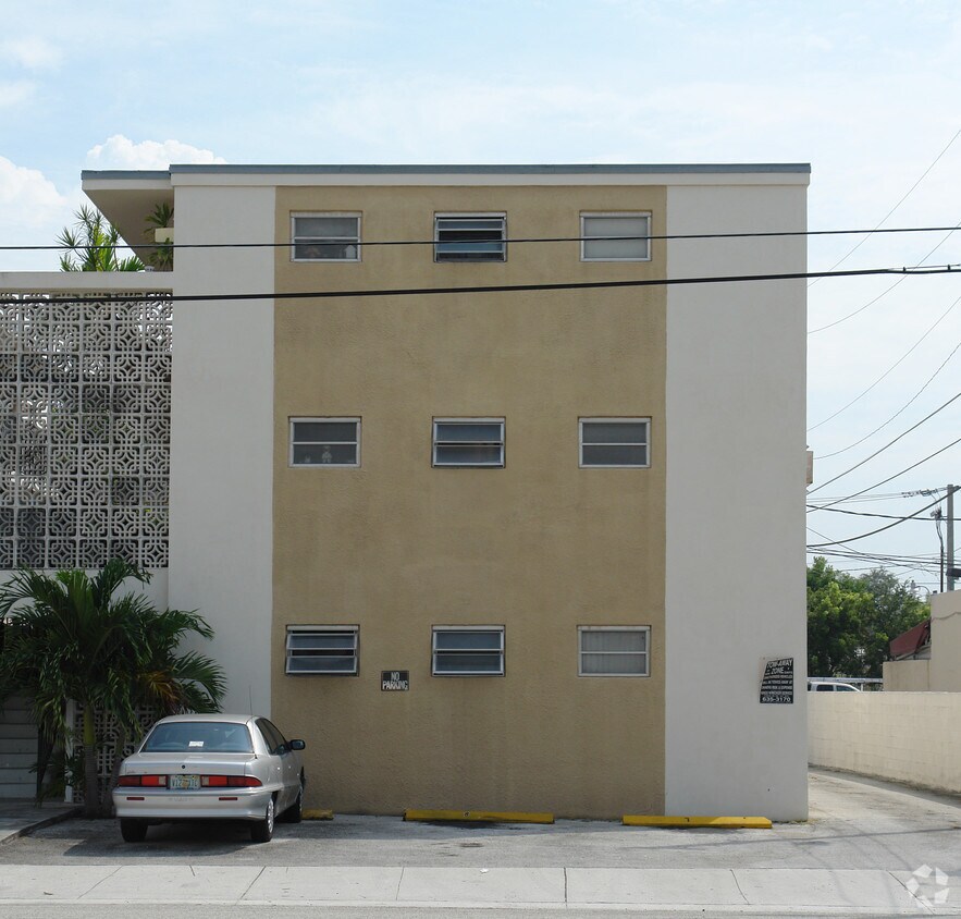 Building Photo - 2415 SW 17th Ave