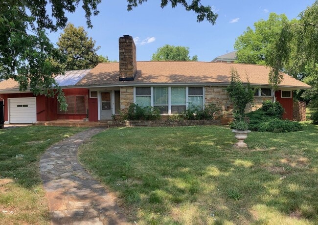 Building Photo - 3 BR/3 BA Home with Large Yard